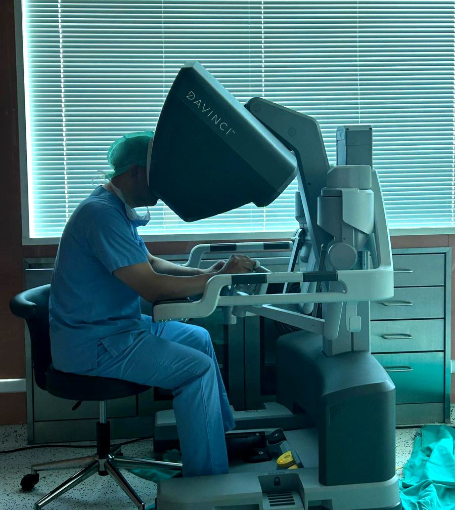 Prof. Dr. Rahmi Onur, da Vinci robotik cerrahi konsolunda